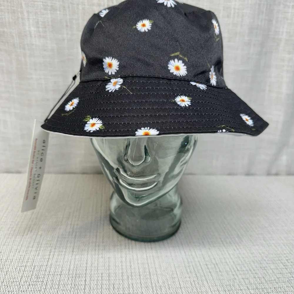 Alice + Olivia Bucket Hat Womens OS Black White Reversible Daisy Floral Designer